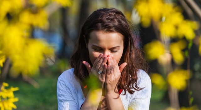 woman suffering from allergies 640